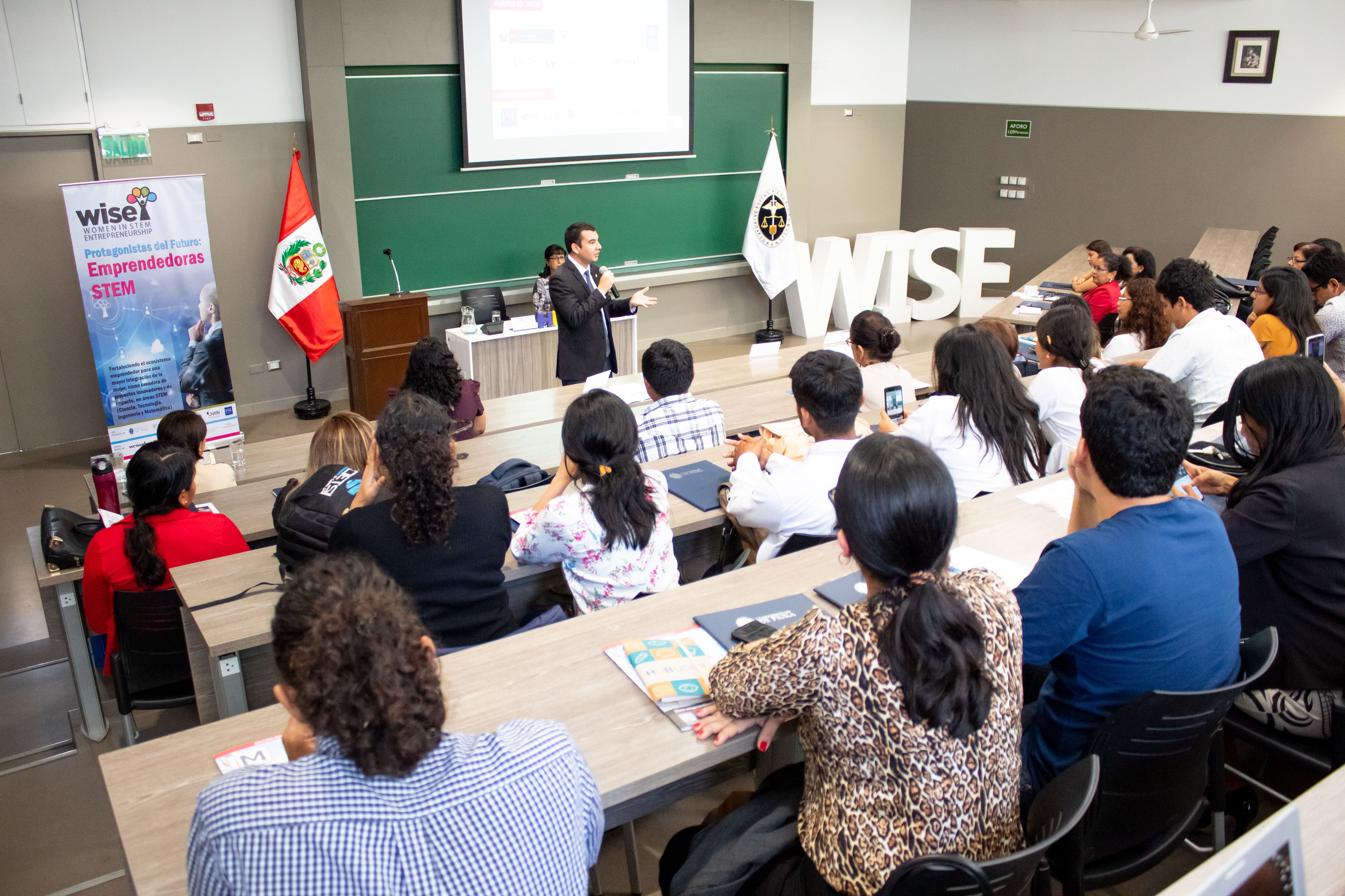 Más de 100 emprendedoras forman parte de la primera promoción del