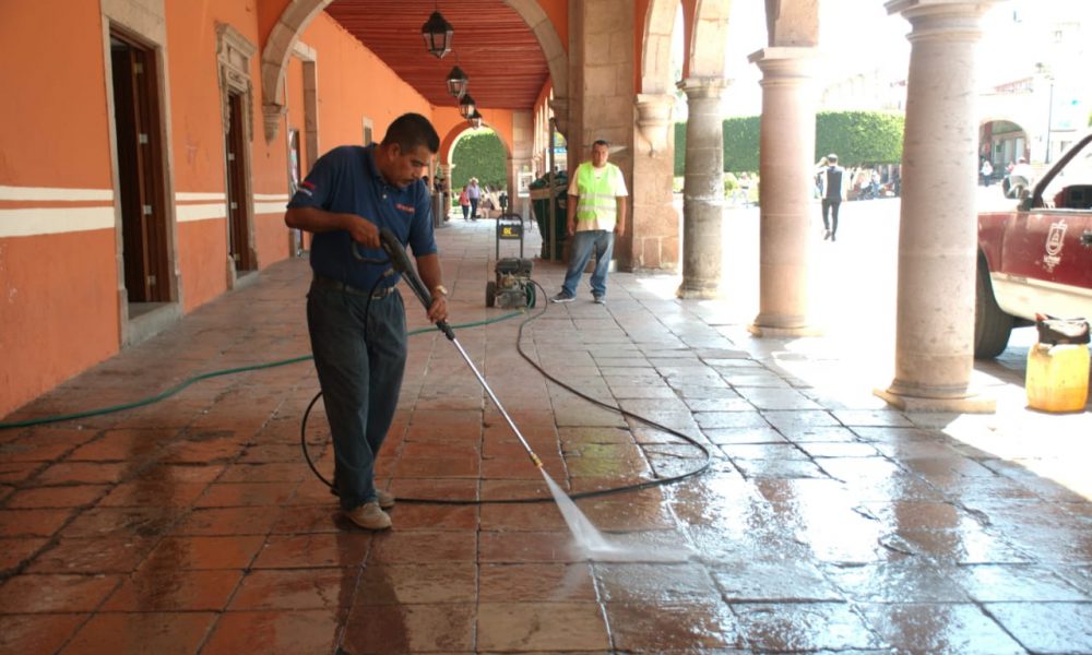 REALIZAN LIMPIEZA DE PORTALES EN PALACIO MUNICIPAL . Info Metrópoli