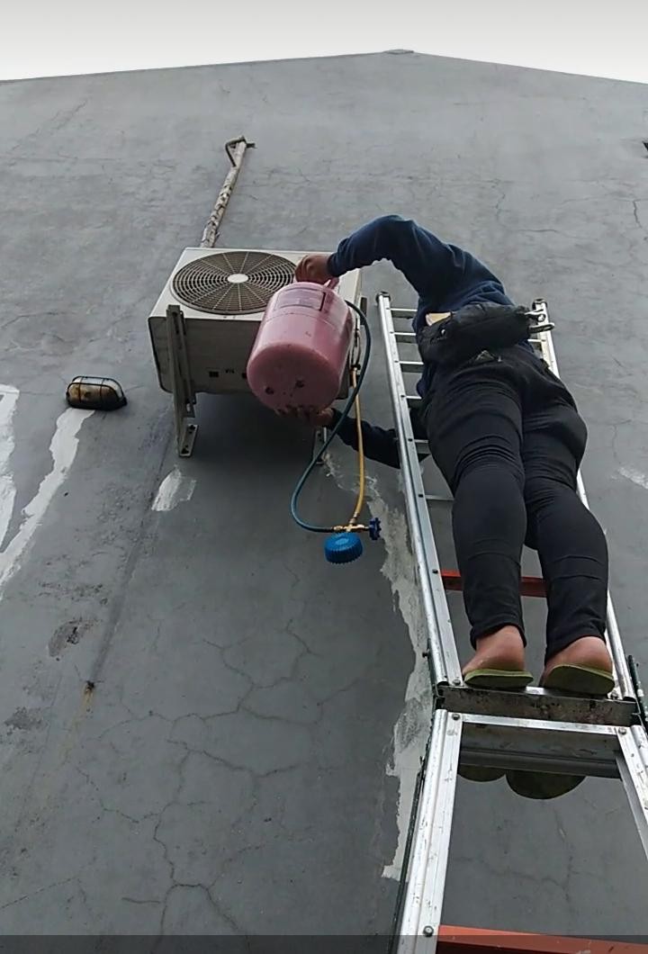 JASA SERVICE AC CUCI AC PASANG AC BONGKAR PASANG AC