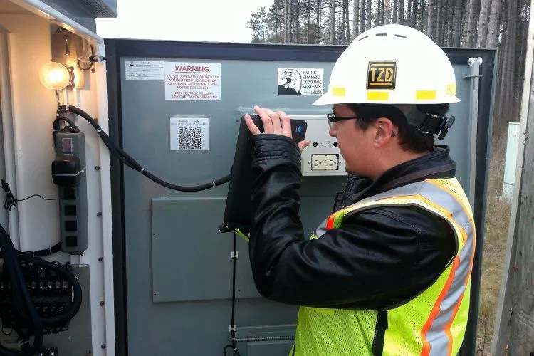 QR Codes Speed Traffic Signal Repair Response, Improve Accuracy