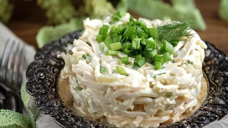 Салат с кальмарами и яйцом простой пошаговый рецепт