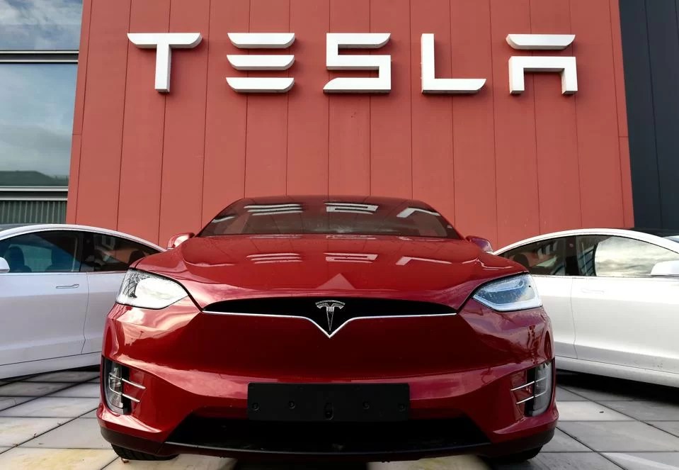 SHOWROOM TESLA LA BUCURESTI Teslounge Rent & Lease ofera servicii