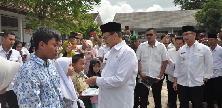 Gubernur Berikan Bantuan Seragam Sekolah untuk Korban Tsunami