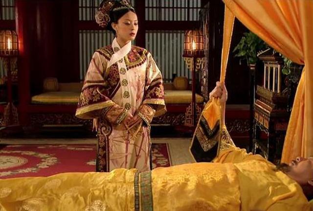 「皇上到死為何都不扯下黃帶子？」到最後一刻都在努力保全甄嬛！— 我們用電影寫日記