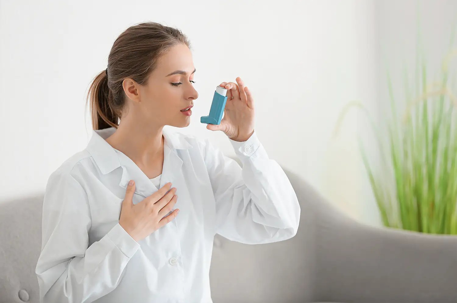 What are the benefits of air purifiers for asthma sufferers?