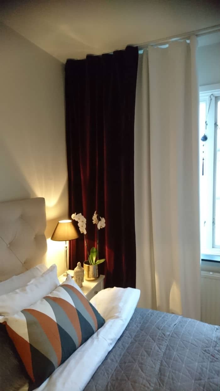 svarta gardinskenor Nya Grymma Gardinskenor I Sovrummet Från Hastahome.se - Inredningsvis