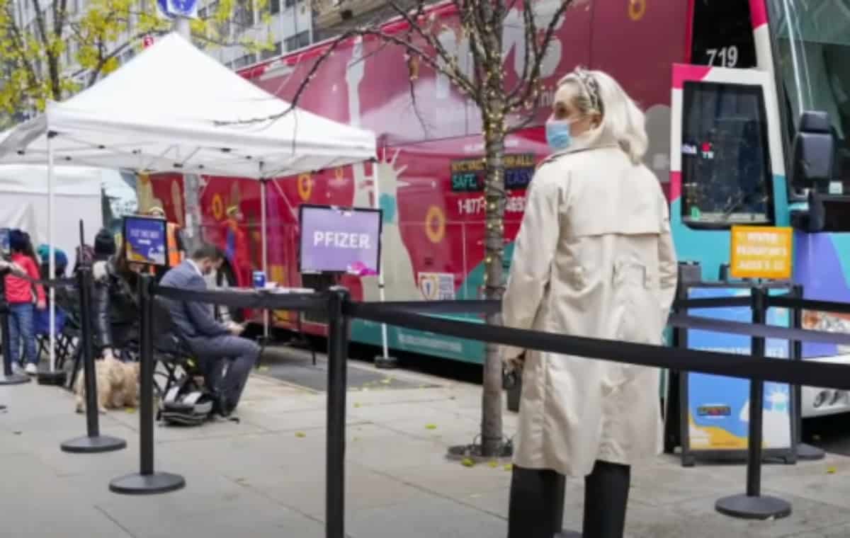 New York Governor announces indoor mask mandate in public places