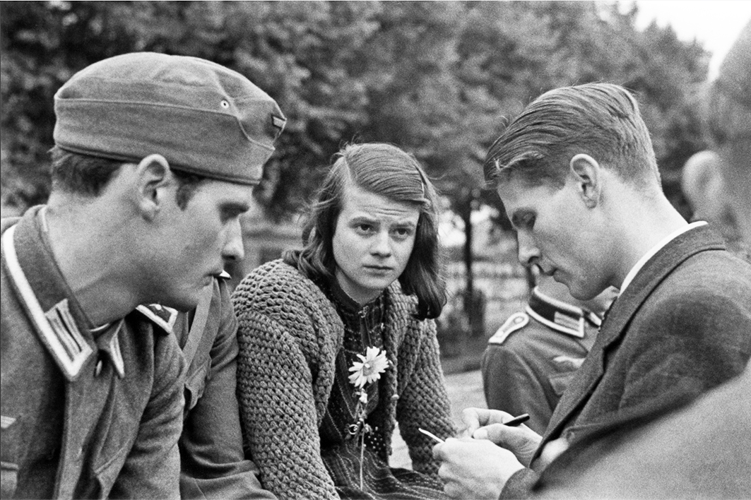 In the shadow of heroes • Inside Story(04)