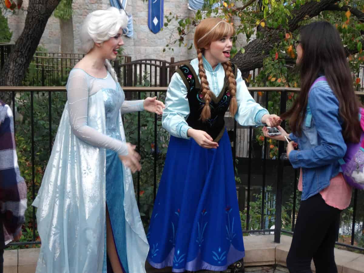 VIDEO Anna and Elsa meet and greet outside in Fantasy Faire at