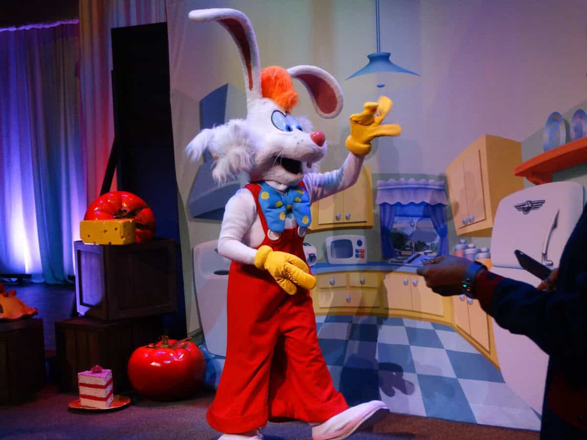 VIDEO Roger Rabbit meets with Annual Passholders during “AP Days” Week