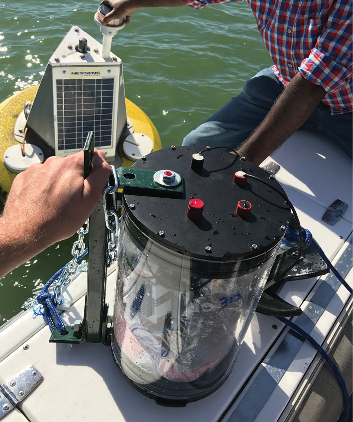 An Underwater Acoustic Network for Unmanned Vehicles Inside Unmanned