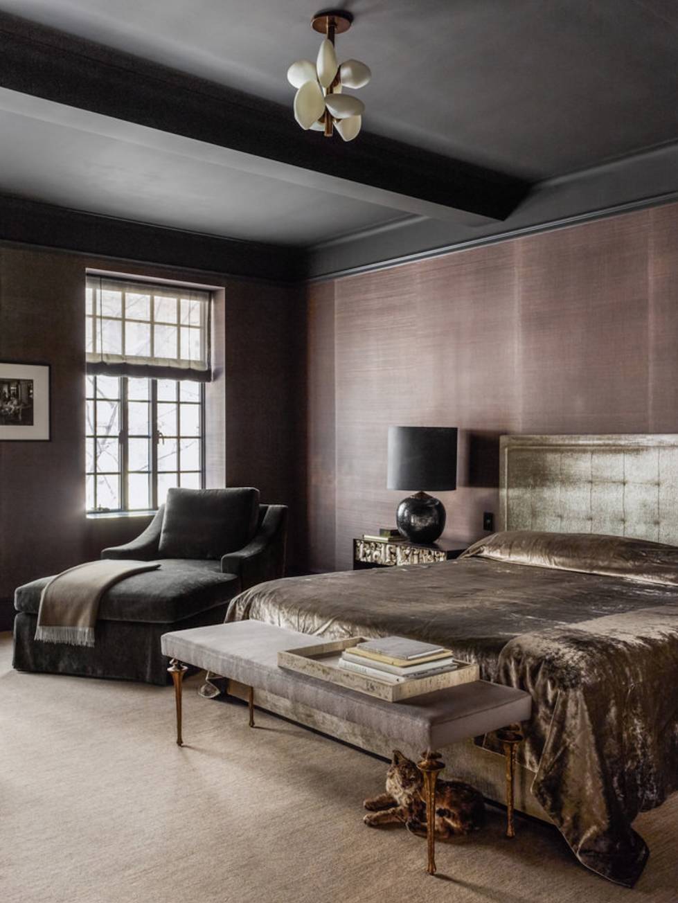Continuing with the dark side of the decoration, this bedroom reflects