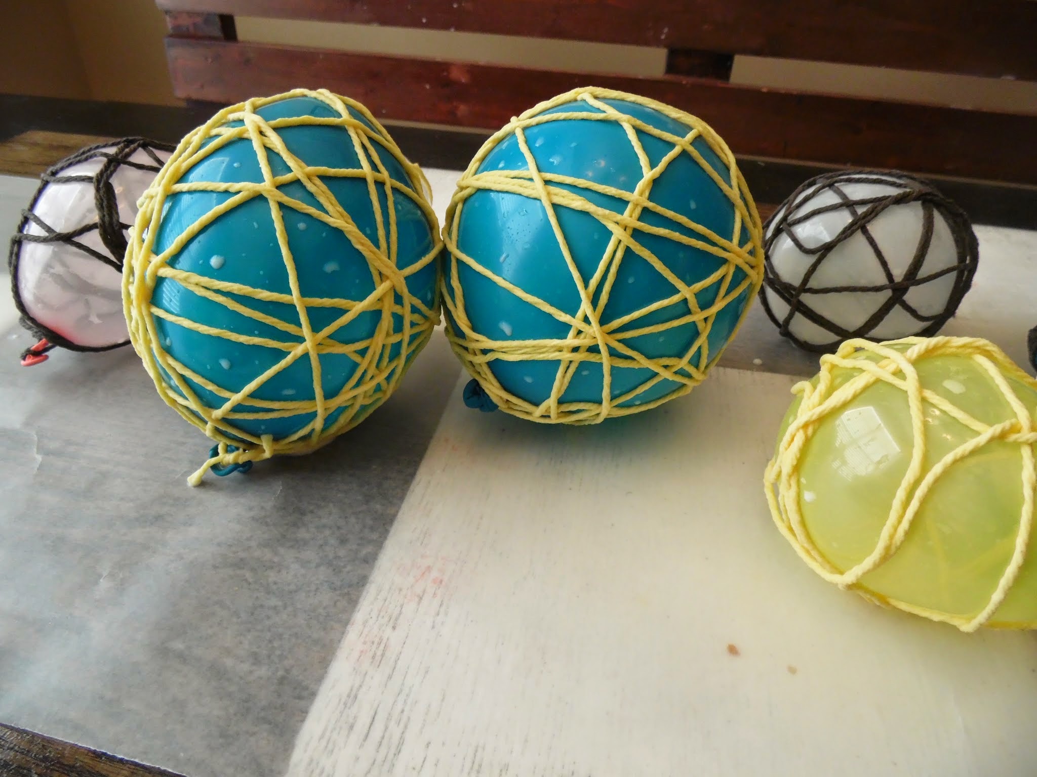 DIY Decor Balls Using Yarn and Glue