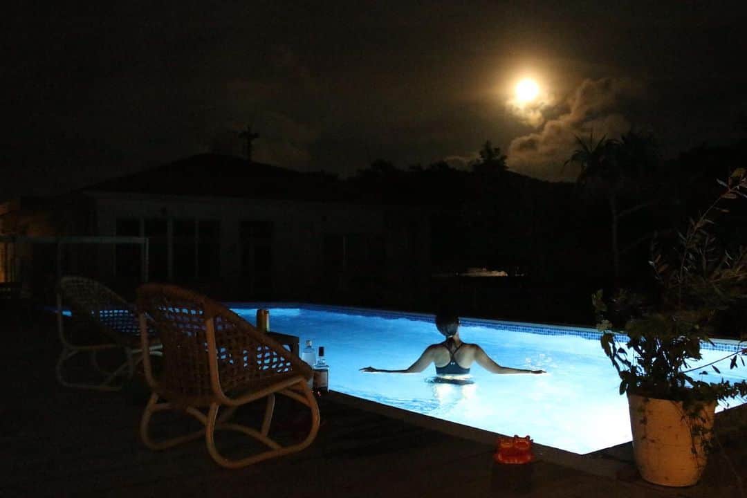 はねゆりさんのインスタグラム写真 (はねゆりInstagram)「Bule Suites HANAMURO🏝﻿ ﻿ 夜のプール👙 ﻿ ﻿