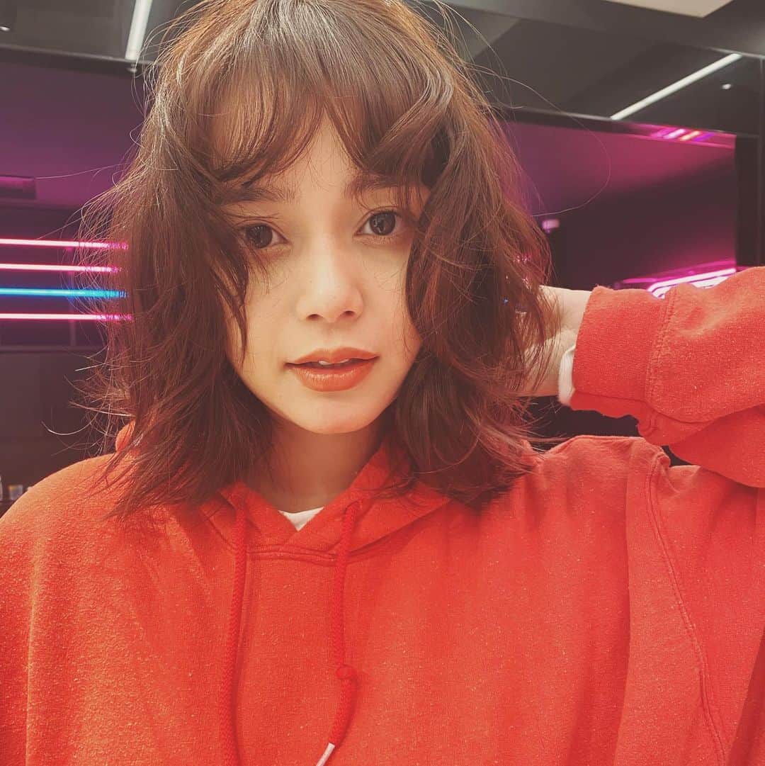 岸本セシルさんのインスタグラム写真 (岸本セシルInstagram)「くるくるくるくる💫💫💫 顔まわり可愛くしてもらって、赤っぽいカラーに