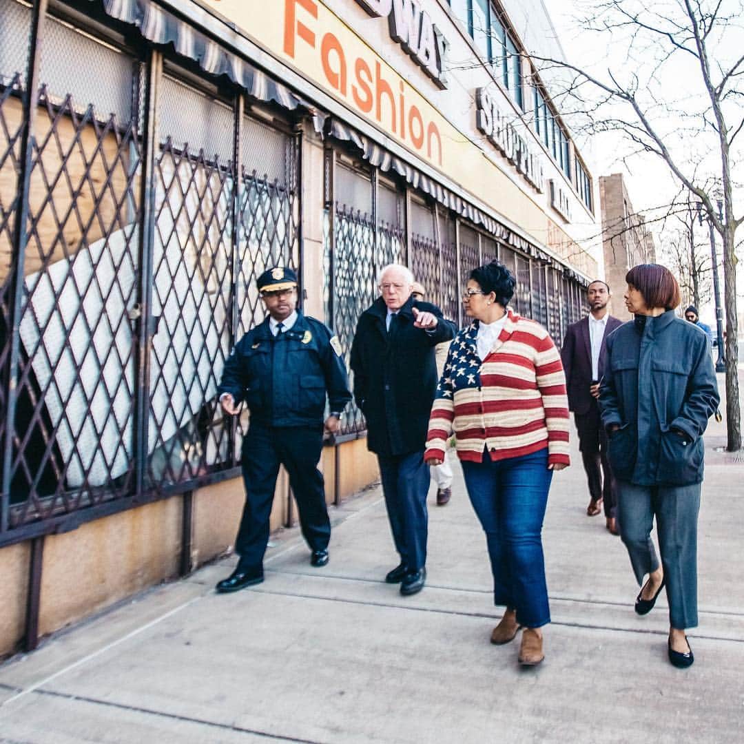 バーニー・サンダースさんのインスタグラム写真 (バーニー・サンダースInstagram)「We took a walking tour