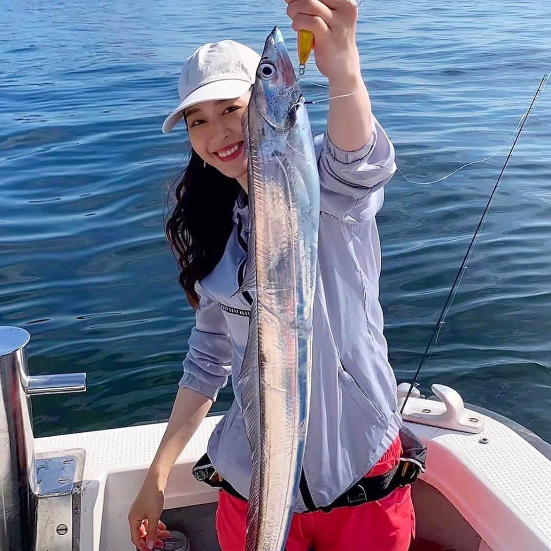 富士村彩花さんのインスタグラム写真 (富士村彩花Instagram)「・﻿ ﻿ この前のタチウオ釣行の写真をいただいたので載せておきます🐟