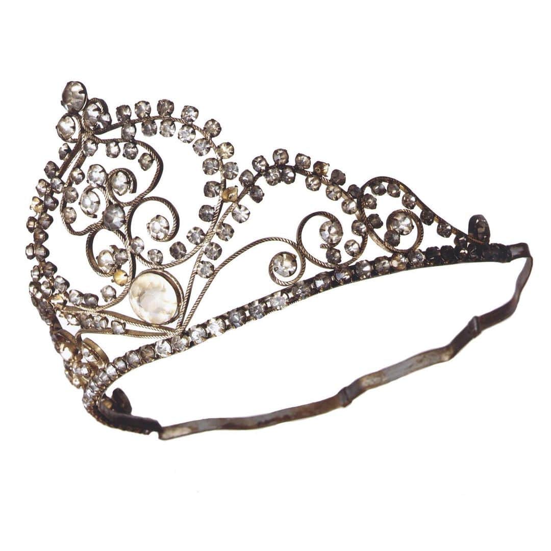 国立アメリカ歴史博物館さんのインスタグラム写真 (国立アメリカ歴史博物館Instagram)「Yolande Betbeze donned this rhinestone tiara