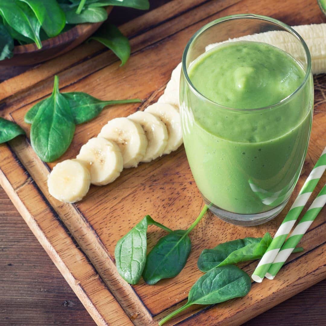 エミ・レナータさんのインスタグラム写真 (エミ・レナータInstagram)「スムージータイム！ 緑のスムージーは、フルーツや野菜を毎日