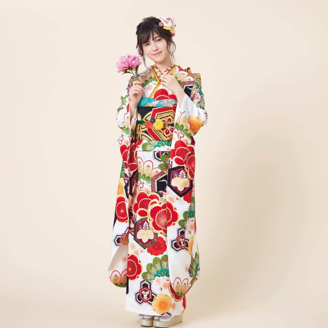 京都きもの友禅【公式】さんのインスタグラム写真 (京都きもの友禅【公式】Instagram)「浜辺美波 さんと考える🌸⁣ 「何色の