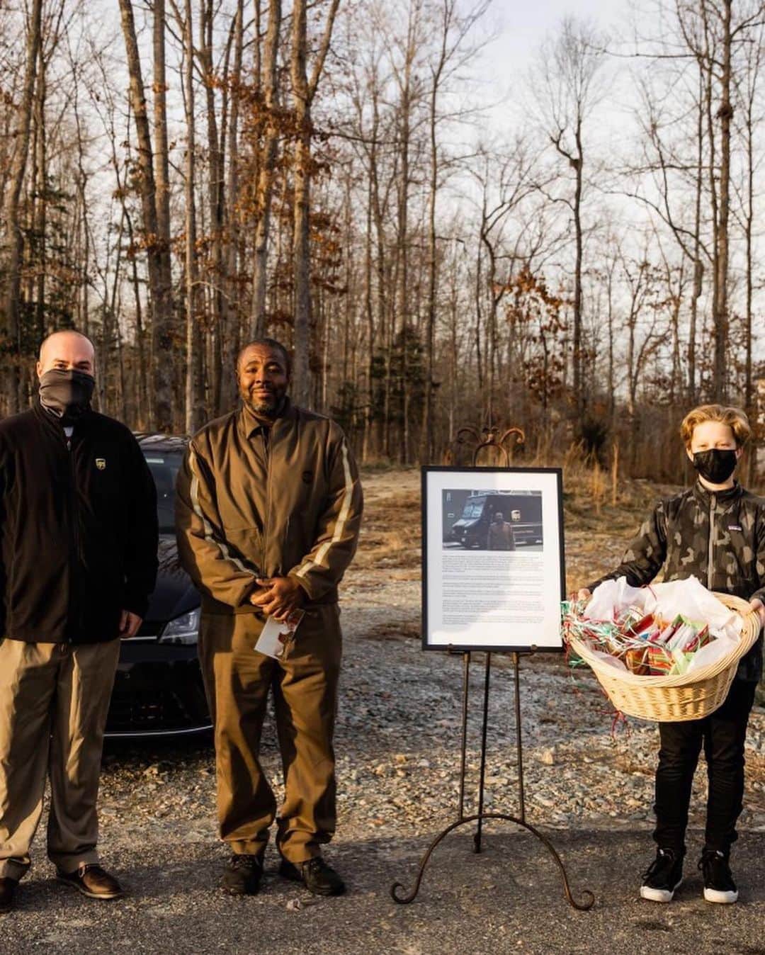 E! Onlineさんのインスタグラム写真 (E! OnlineInstagram)「Arriving on bikes, on foot