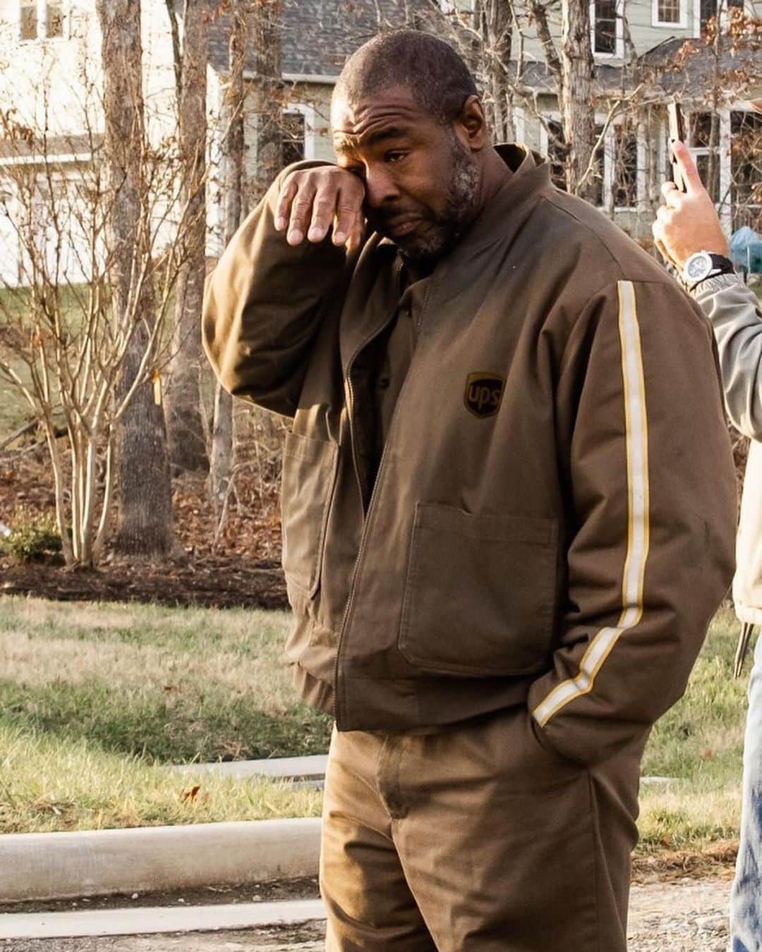 E! Onlineさんのインスタグラム写真 (E! OnlineInstagram)「Arriving on bikes, on foot