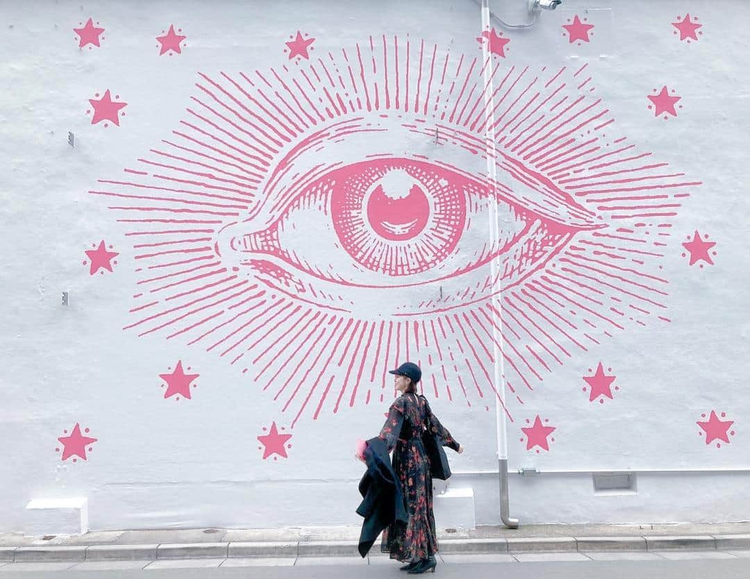 さとう珠緒さんのインスタグラム写真 (さとう珠緒Instagram)「ウォールアート 大きい目 今日も良い一日を 」10月26日 9時