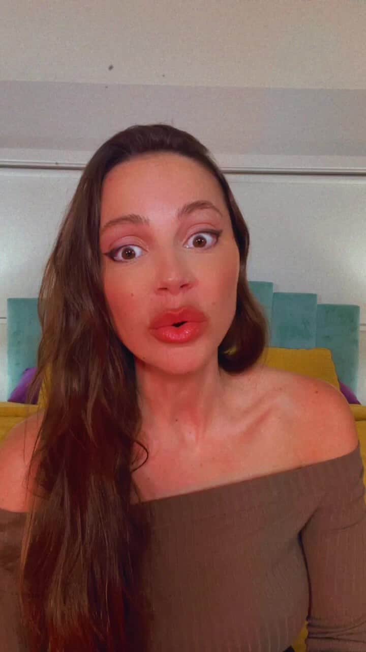 Abigail Macさんのインスタグラム動画 - (Abigail MacInstagram)「Going to watch Dexter