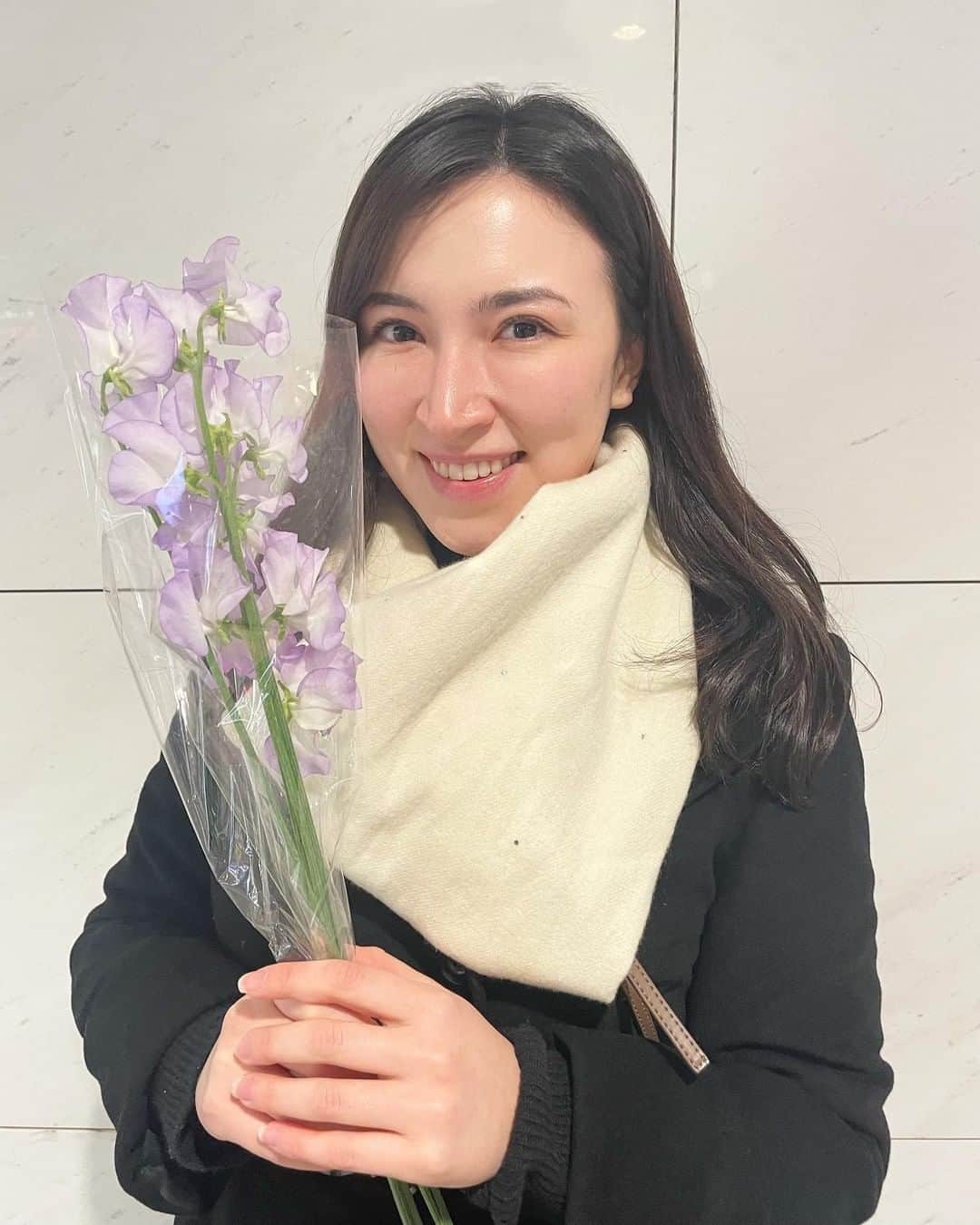 ウーデンジェニファー里沙さんのインスタグラム写真 (ウーデンジェニファー里沙Instagram)「* 淡い紫色が綺麗なスイートピーを花瓶に