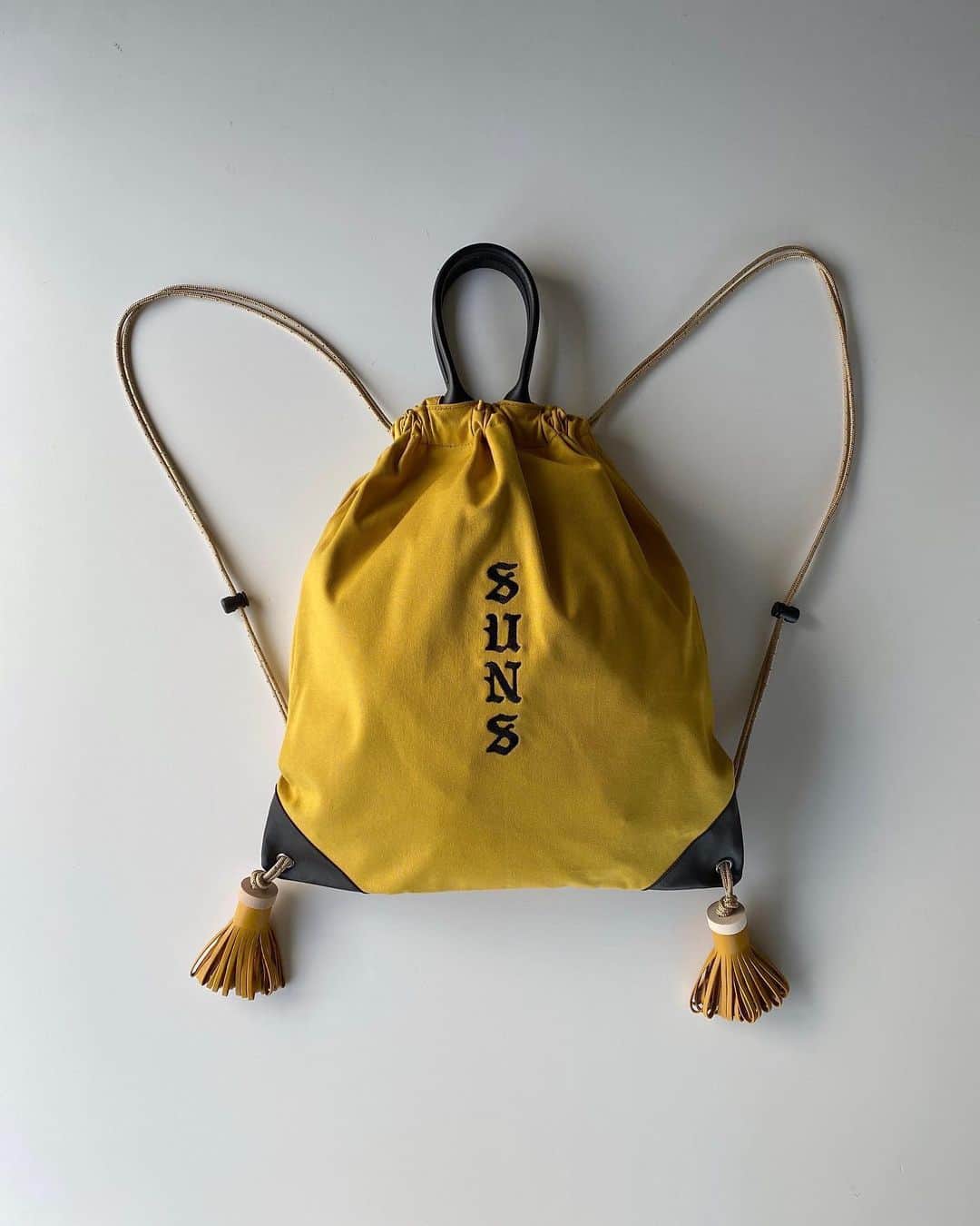 バンザイさんのインスタグラム写真 (バンザイInstagram)「SUNS BAG MUSTARD — 持ち手部分は手持ちと肩掛けの2