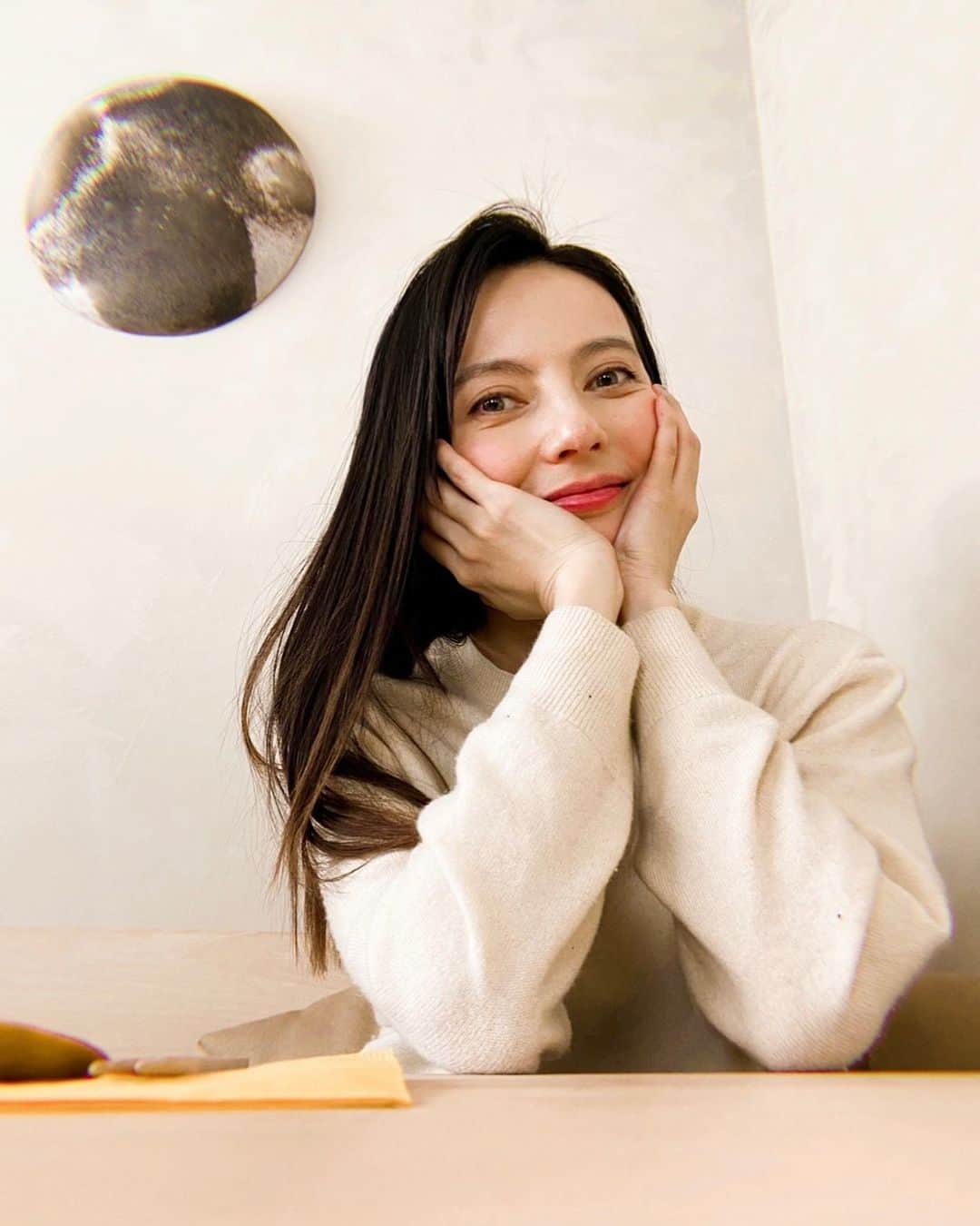 ベッキーさんのインスタグラム写真 (ベッキーInstagram)「昨日、撮影の合間におしゃカフェでランチ。 そう。 結構、髪長いんです今