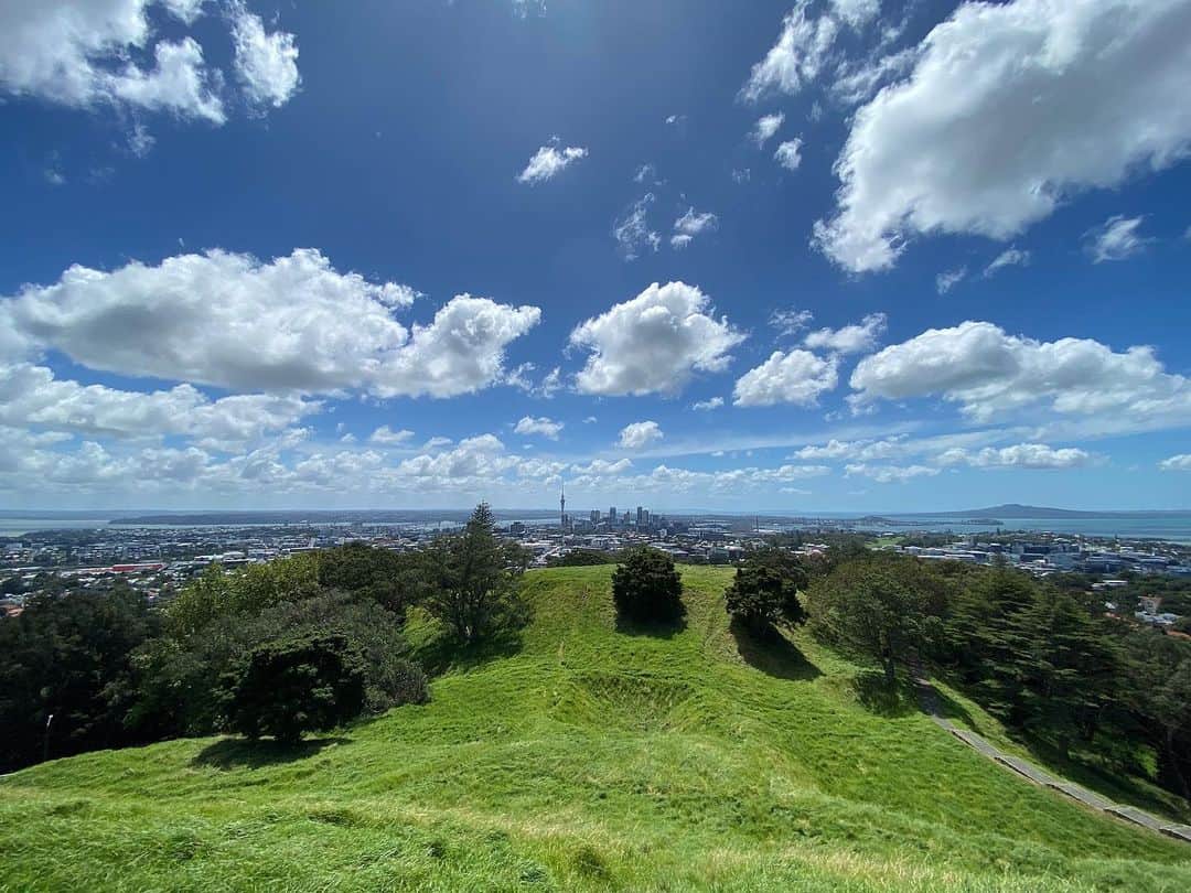 時任三郎さんのインスタグラム写真 (時任三郎Instagram)「台風一過（サイクロン一過？）の青空 Mt. Eden からオークランドの