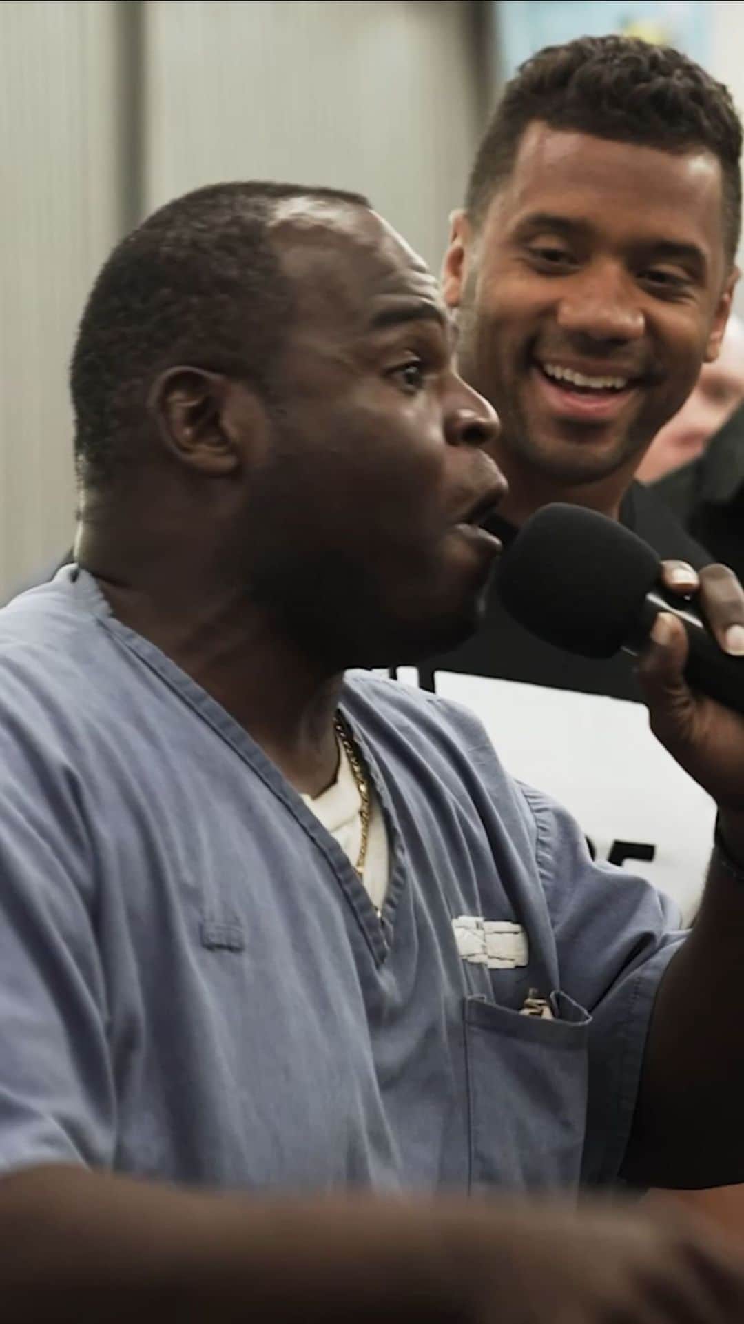 ラッセル・ウィルソンさんのインスタグラム動画 (ラッセル・ウィルソンInstagram)「During worship inside of