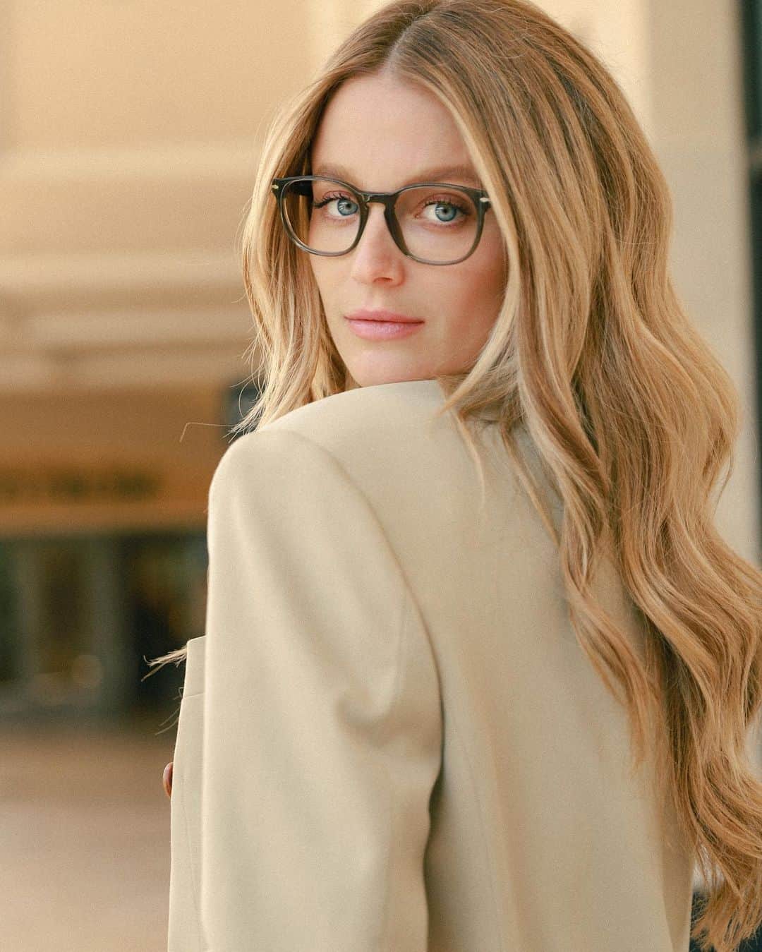 ケイト・ボックさんのインスタグラム写真 (ケイト・ボックInstagram)「How chic is this Persol frame