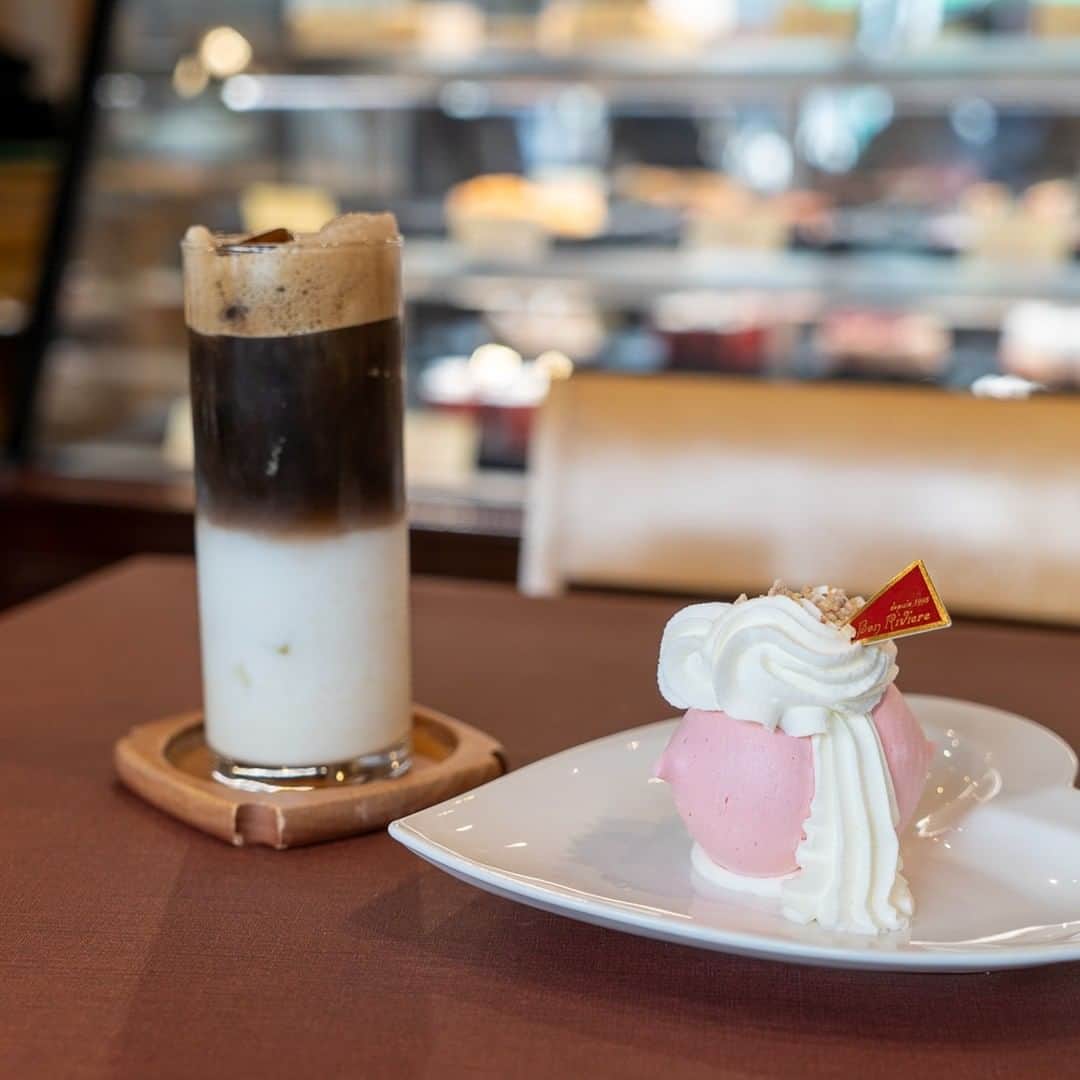 散歩の達人さんのインスタグラム写真 (散歩の達人Instagram)「クリームの搾り方が気品に溢れるメレンゲ・フランボーズと、アイス・ラ