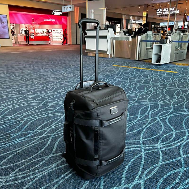 UOMOさんのインスタグラム写真 (UOMOInstagram)「【大人の旅バッグ】週末旅行の強い味方。 機内持ち込みできるTUMIの