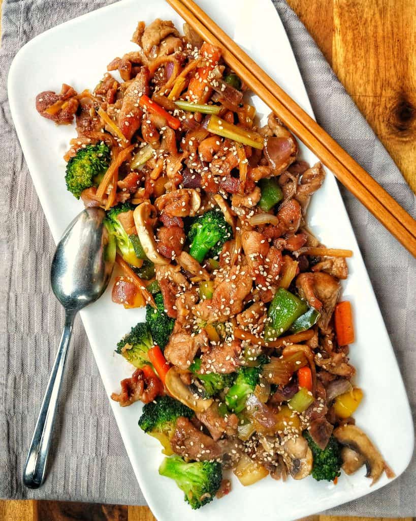 Asiatisch gebratenes Schweinefleisch mit verschiedenen Gemüsesorten