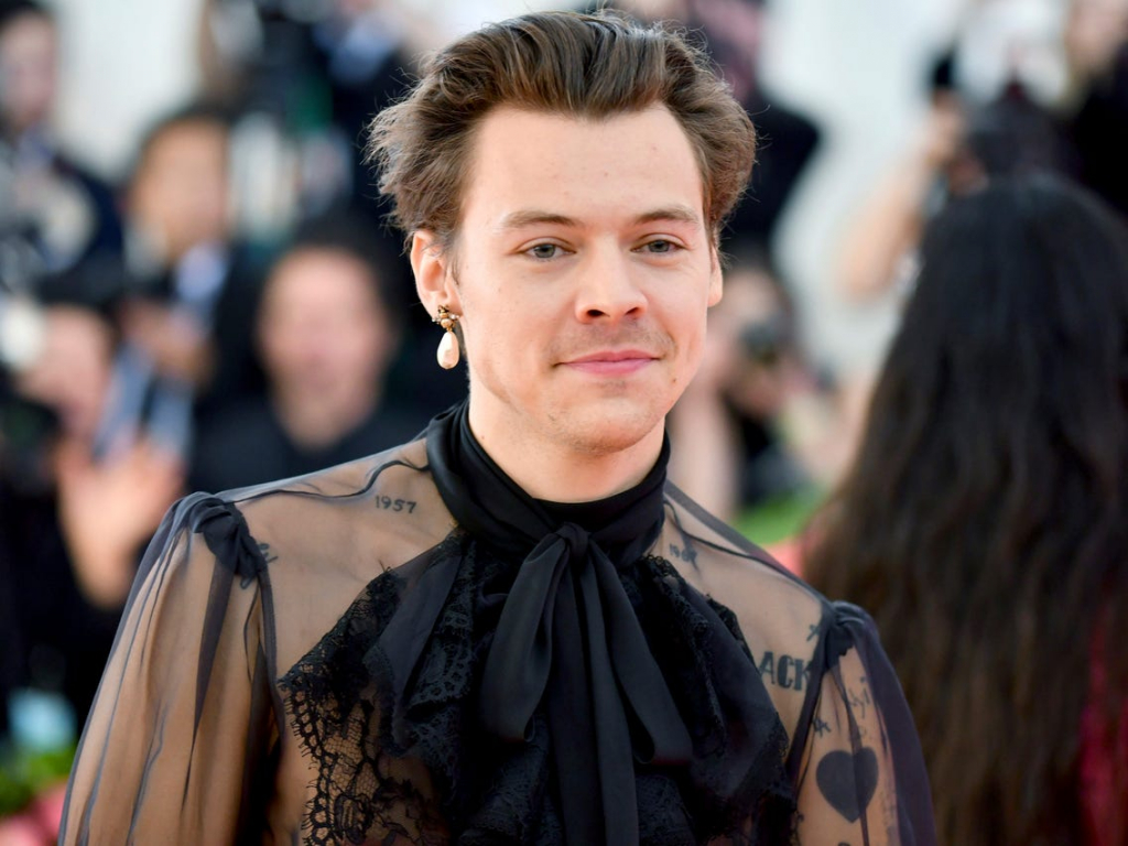 Harry Styles Turns 27 How His Style Evolved Over the Years Instanthub