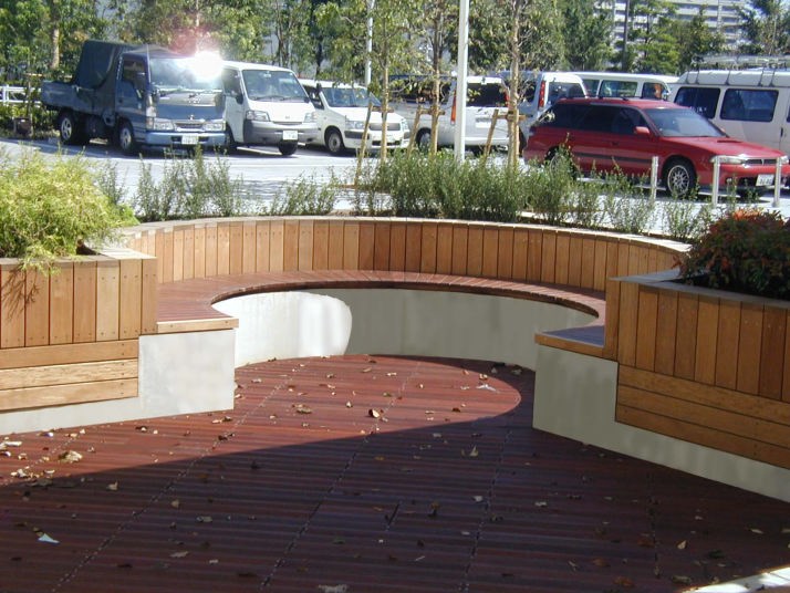 木製のストリートファニチャーのデザイン・設計・施工/イペ・合成木材・人工木材・再生木材・リサイクルウッドでつくるテーブル・ベンチ・プランター