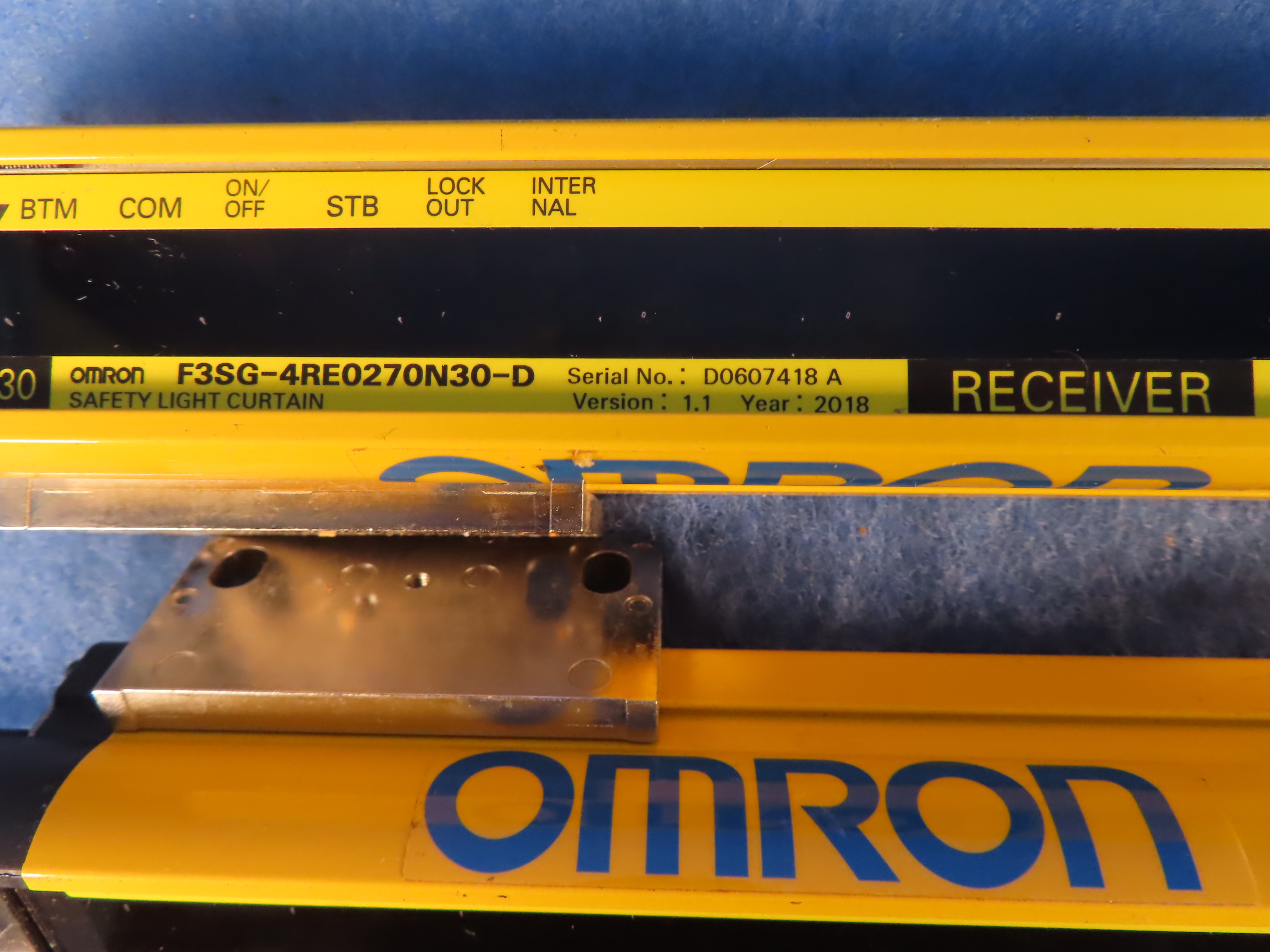 OMRON LIGHT CURTAIN EMITTER F3SG4RE027030L RECEIVER F3SG4RE0270N30