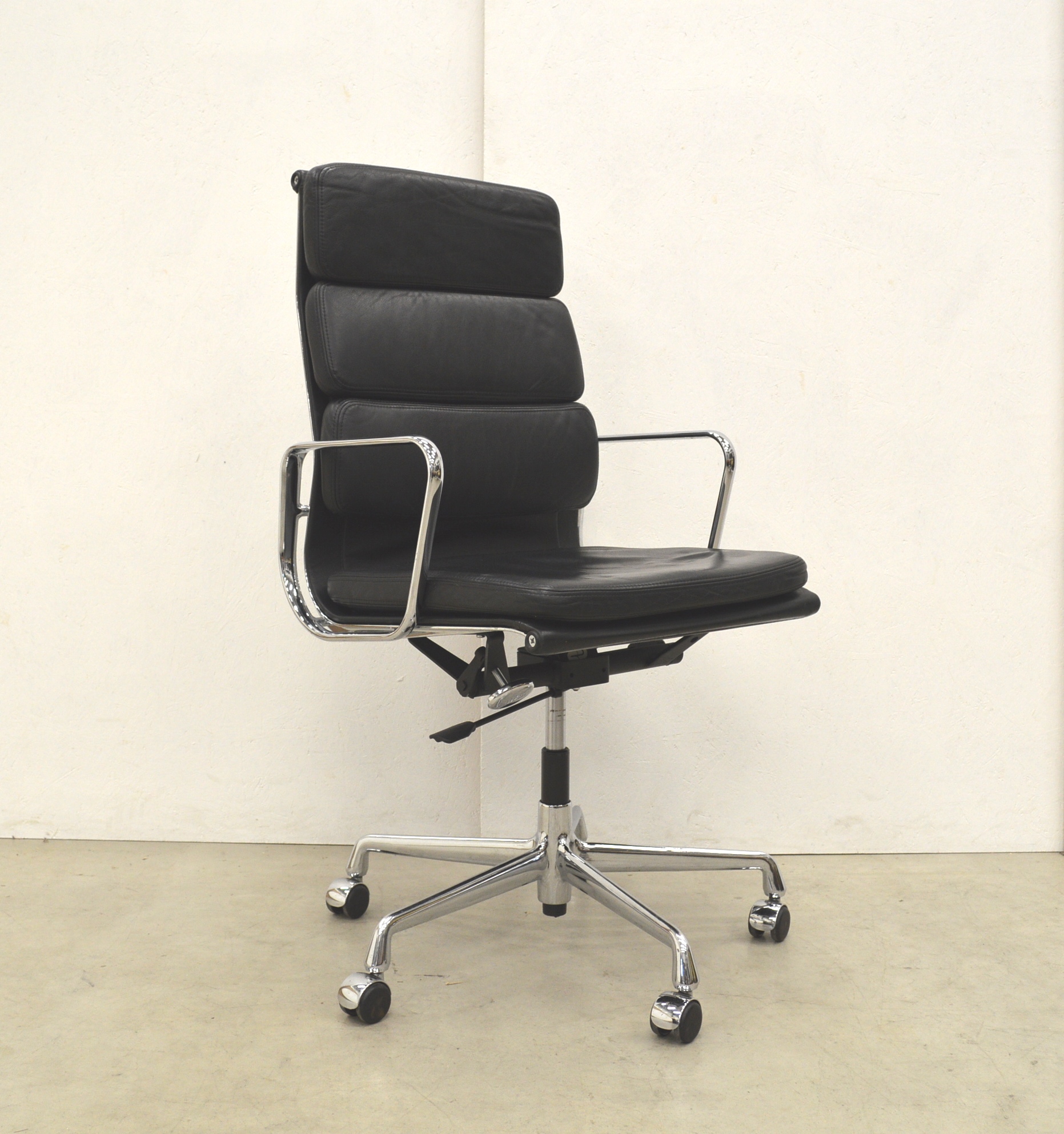 Vitra EA219 Soft Pad Office Chair by Charles Eames Interior Aksel