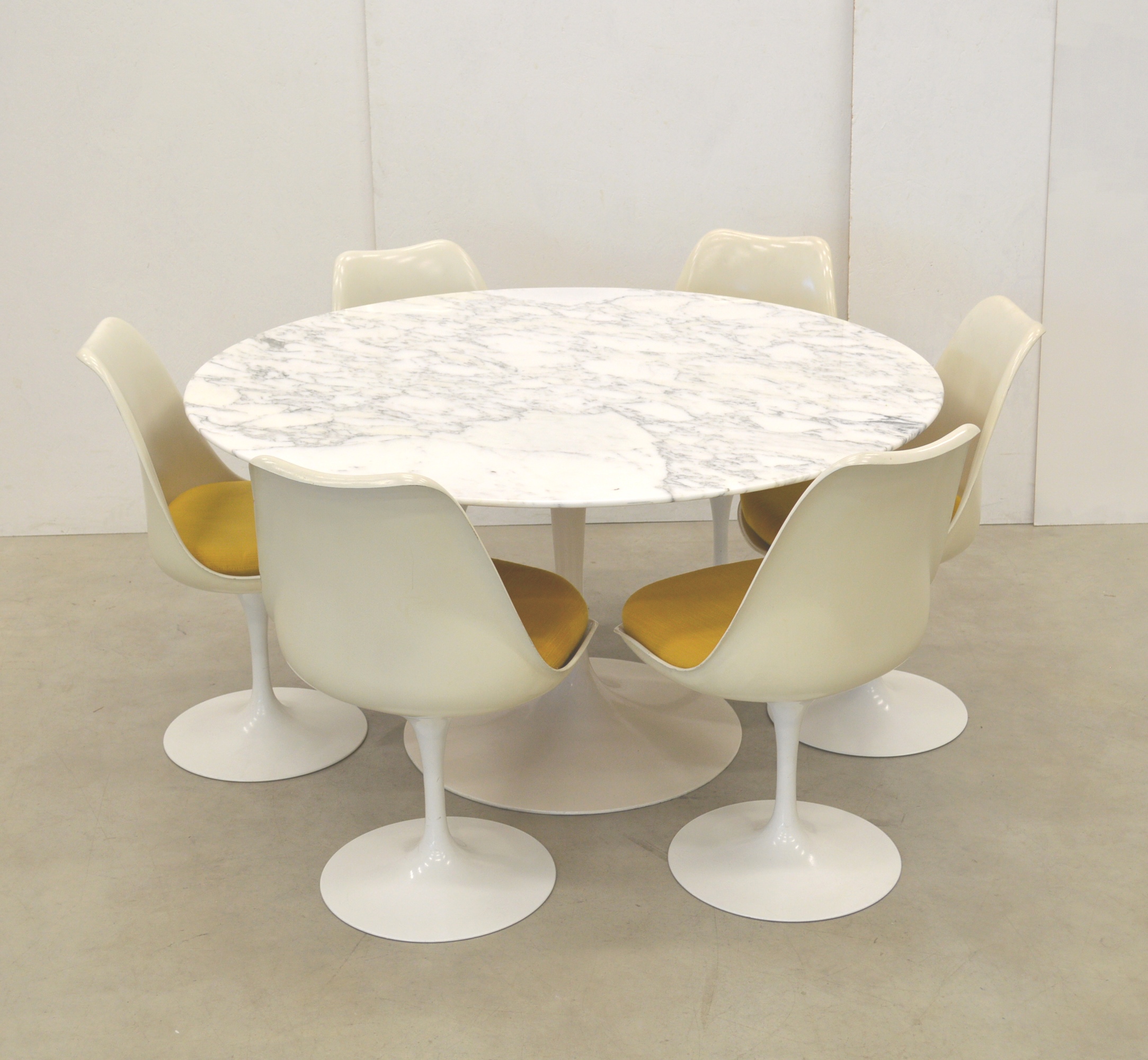 Eero Saarinen Tulip Table & 6 Chairs by Knoll International Interior