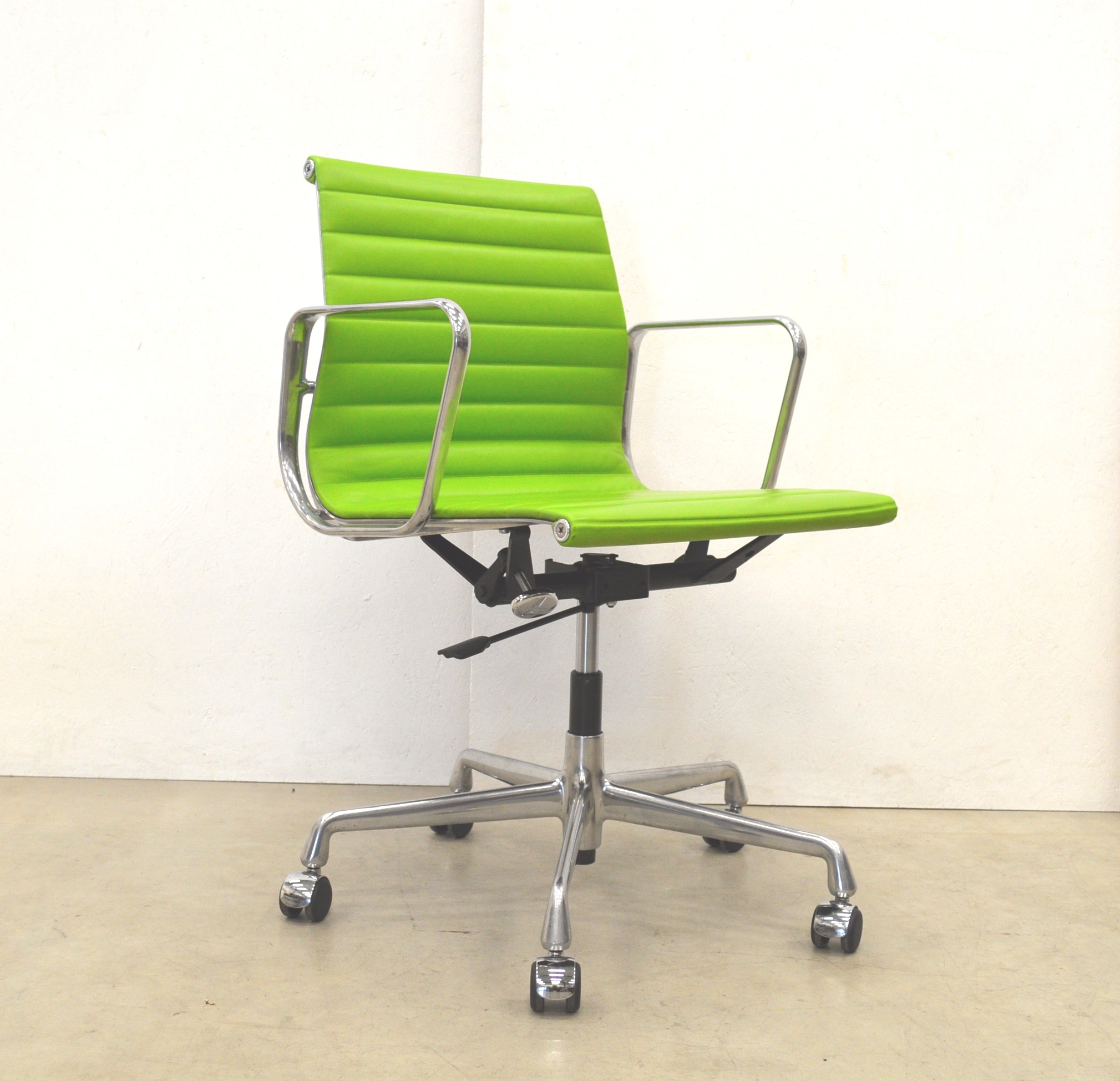 Green Vitra EA117 Alu Office Chair by Charles Eames Interior Aksel