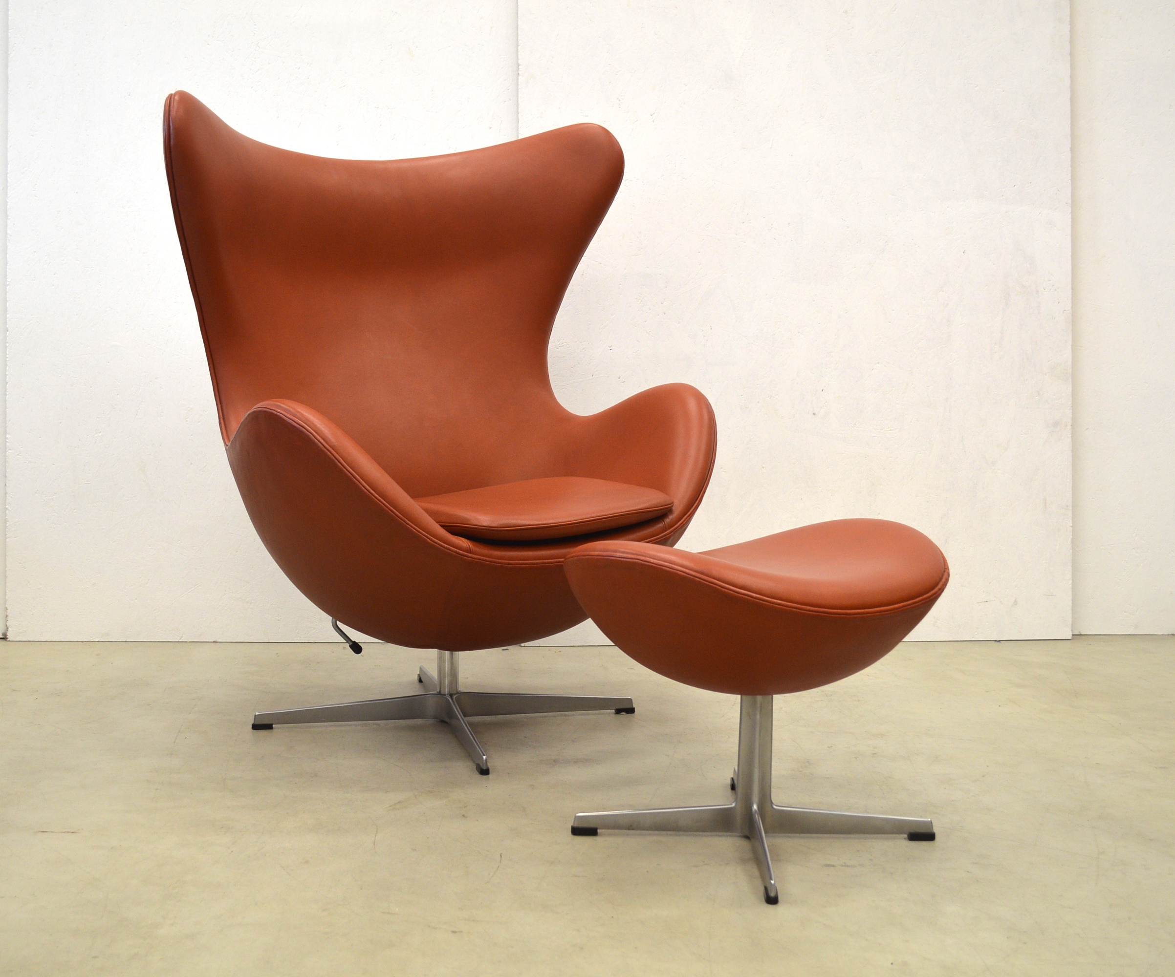 Fritz Hansen Egg Chair & Ottoman by Arne Jacobsen Cognac Edition