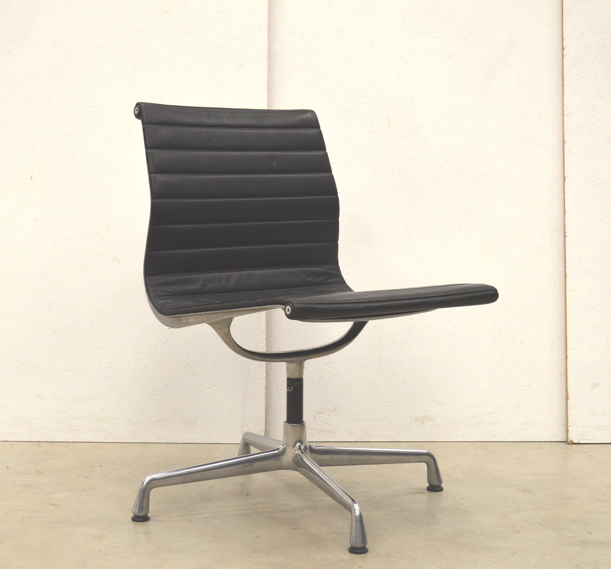 Vitra EA106 Alu Office Chair Leather by Charles Eames Interior Aksel