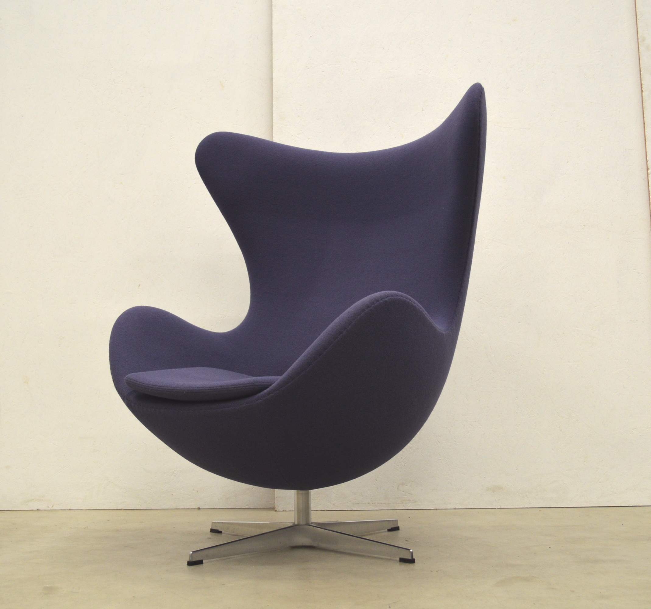 Fritz Hansen Egg Chair by Arne Jacobsen Purple Edition Interior Aksel