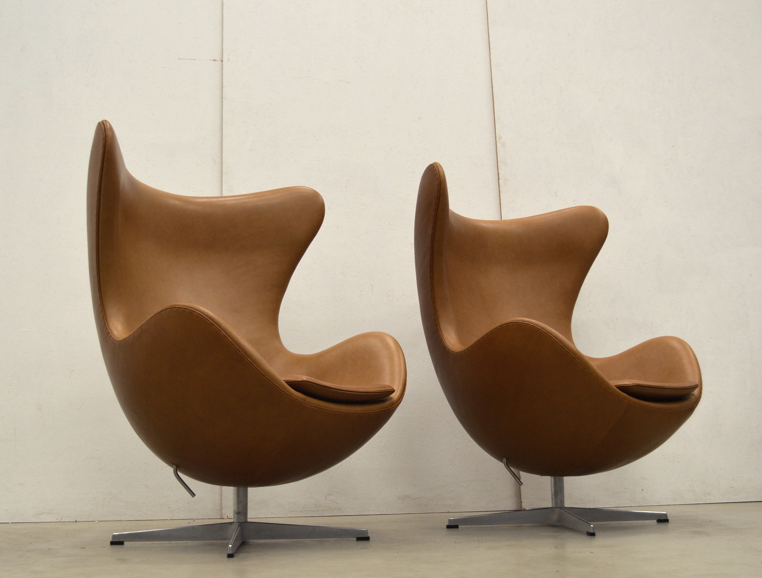 Fritz Hansen Egg Chair by Arne Jacobsen Cognac Elegance Edition