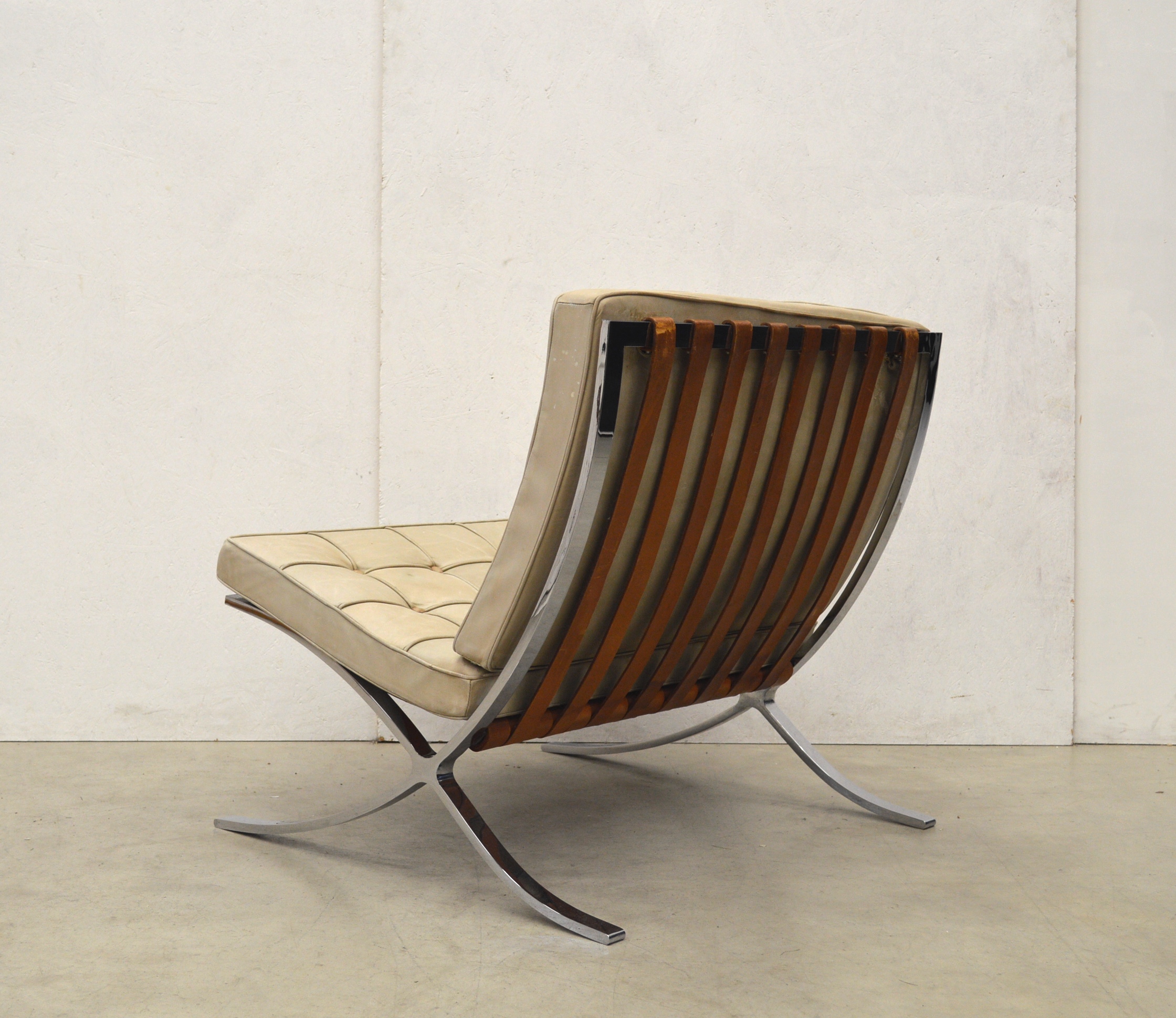 Pair of Rare Early Natural Cognac Barcelona Chairs by Knoll Interior Aksel