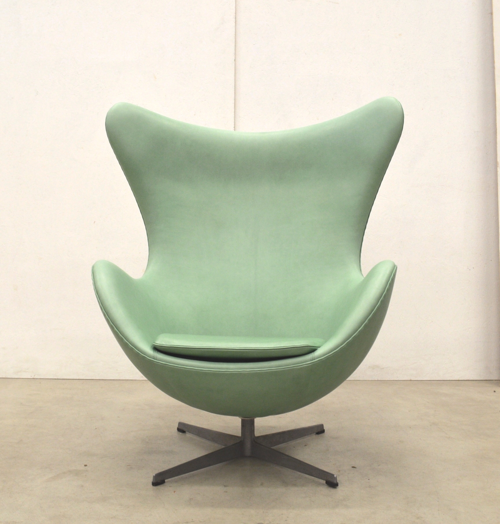 Custom Mintgreen Arne Jacobsen Egg Chair by Fritz Hansen 60s Interior