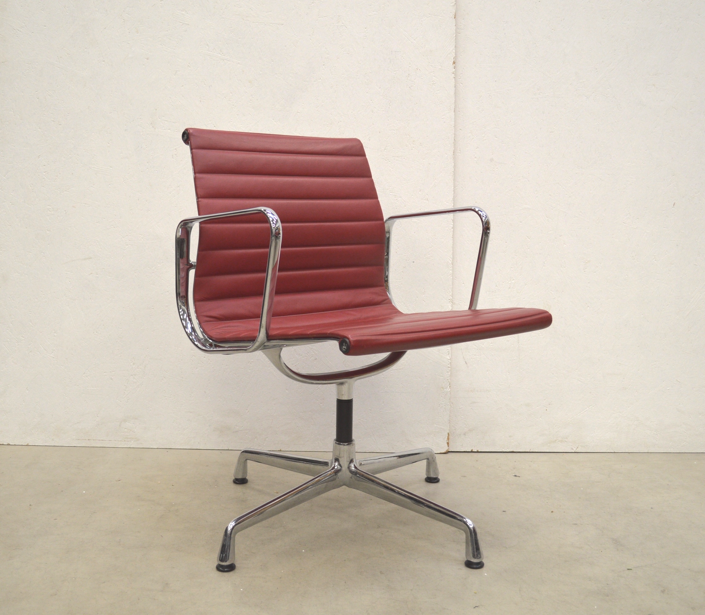 4x Vitra EA108 Alu Chair by Charles Eames Cherry Red Leather Interior Aksel